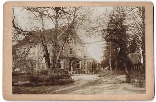 Fotografie unbekannter Fotograf, Ansicht Preetz, Blick auf einen Gutshof im Ort, 1911