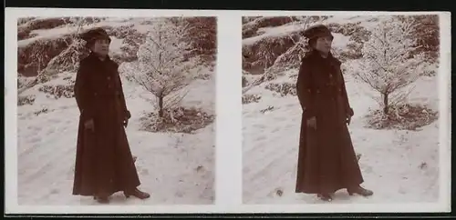 Stereo-Fotografie unbekannter Fotograf und Ort, Dame im Wintermalten mit Hut im Schneel, Amateur Fotografie, 1917