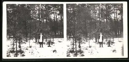 Stereo-Fotografie unbekannter Fotograf und Ort, kleines Mädchen im Wintermantel mit Muff, Amateur Fotografie, 1915