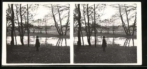 Stereo-Fotografie unbekannter Fotograf und Ort, kleines Mädchen im Wintermantel mit Muff, Amateur Fotografie 1916