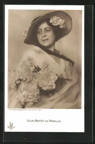 AK Opernsängerin Lola Artôt de Padilla in Kleid und Hut mit Blumenschmuck