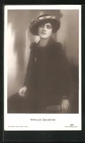 AK Opernsängerin Mafalda Salvatini mit Hut und Schmuck