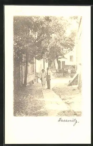 Foto-AK Sassnitz, Strassenpartie mit Gebäudeansicht und Paar