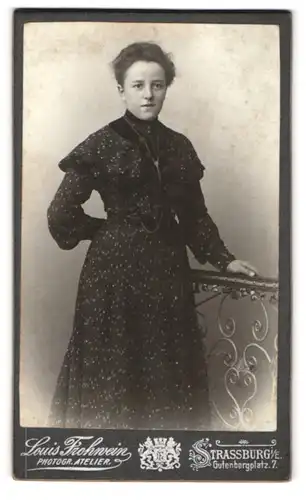 Fotografie Louis Frohwein, Strassburg i. E., Gutenbergplatz 7, Bürgerliche Frau im taillierten Kleid