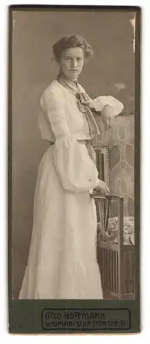 Fotografie Otto Hoffmann, Weimar, Schröterstrasse 31, Junge Dame in sommerlichem Kleid