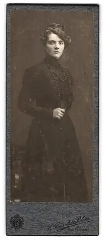 Fotografie H. Beucke & Söhne, Dissen i. H., Junges Fräulein im schwarzen Kleid