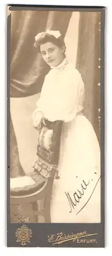 Fotografie E. Bissinger, Erfurt, Marie im weissen Kleid mit Schleife im Haar