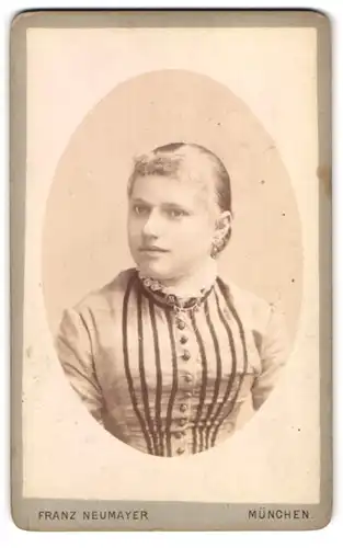 Fotografie Franz Neumayer, München, Neuhauserstrasse 29, Junge Frau im taillierten Kleid