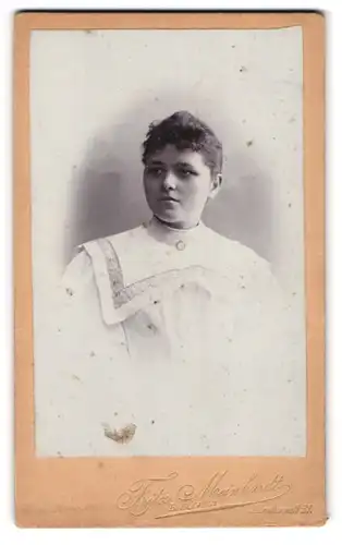 Fotografie Fritz Meinhardt, Bielefeld, Obernthorwall 31, Junge Frau im weissen Kleid mit Spitzenkragen