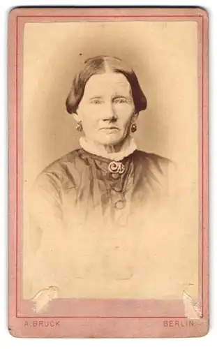 Fotografie A. Bruck, Berlin, Friedrich-Strasse 113, Alte Frau mit Ohrringen im Portrait