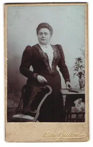 Fotografie Otto Gustav, Berlin, Krautstrasse 52, Pfundige Frau im taillierten Kleid