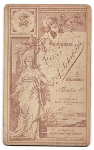 Fotografie A. Schröder, Berlin, Gr. Frankfurterstrasse 117, Gestandene Dame im taillierten Kleid