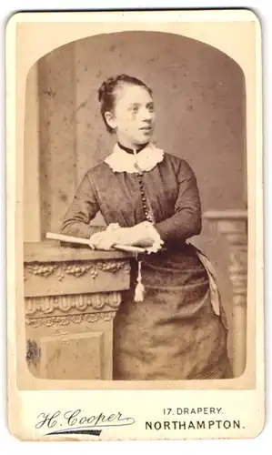 Fotografie H. Cooper, Northampton, 17 Drapery, Bürgerliches Fräulein im taillierten Kleid