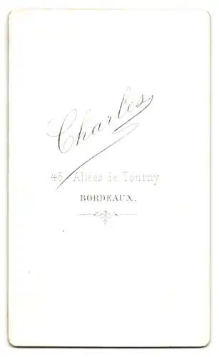 Fotografie Charles Phot., Bordeaux, Allées de Tourny 46, Junge Dame mit imposanten Halsketten