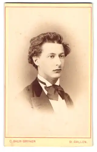 Fotografie C. Baer-Bryner, St. Gallen, Junger Mann mit Schleife um den Hals