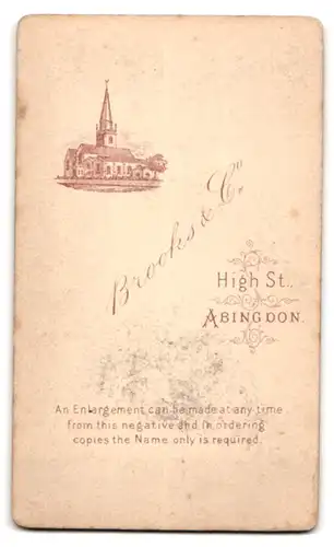 Fotografie Brooks & Co., Abingdon, High Street, Bursche hinter Stuhl posierend