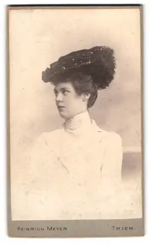 Fotografie Heinrich Meyer, Trier, Simleonstrasse 14, Junge Frau mit prächtiger Kopfbedeckung