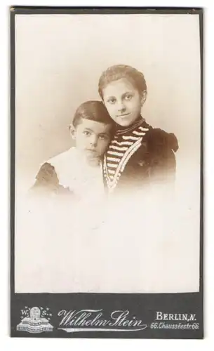 Fotografie Wilhelm Stein, Berlin, Chausséestrasse 66, Junges Geschwisterpaar in die Kamera blickend