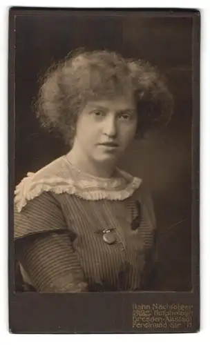 Fotografie Hahn Nachfolger, Dresden, Ferdinandstrasse 11, Bäuerliche junge Frau mit krausem Haar