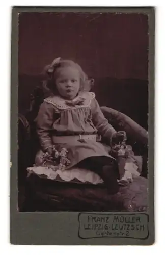 Fotografie Franz Müller, Leipzig, Gartenstrasse 2, Kleines Mädchen mit Schleife im Haar