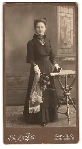 Fotografie Paul Höfer, Berlin, Andreasstrasse 68, Junge Dame mit Bibel, Agnes Bergemann 1911