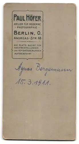 Fotografie Paul Höfer, Berlin, Andreasstrasse 68, Junge Dame mit Bibel, Agnes Bergemann 1911