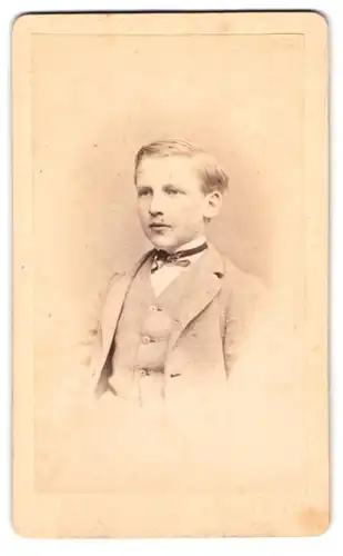 Fotografie A. H. Oerling, Celle, Hinterm Brauhause, Junger Bursche in noblem Anzug