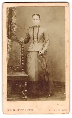 Fotografie Joseph Rottmayer, Eggenfelden, Junges Mädchen im Seidenkleid