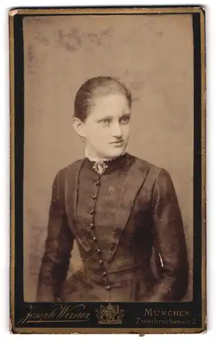 Fotografie Joseph Werner, München, Zweibrückenstr. 2, Junge Dame im Kleid mit Kragenbrosche