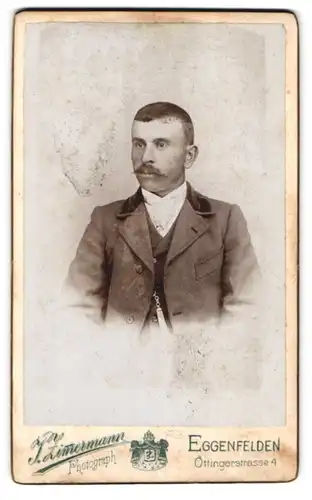 Fotografie J. Zimermann, Eggenfelden, Öttingerstrasse 4, Modisch gekleideter Herr mit Moustache
