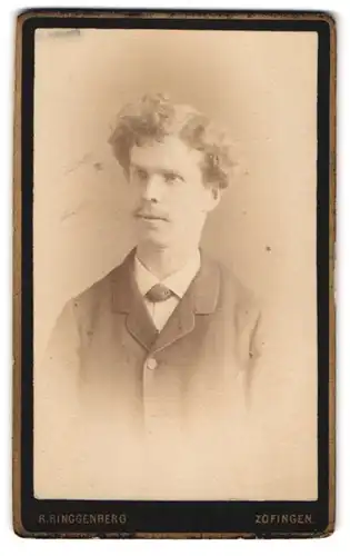 Fotografie R. Ringgenberg, Zofingen, Junger Herr im Anzug mit Fliege