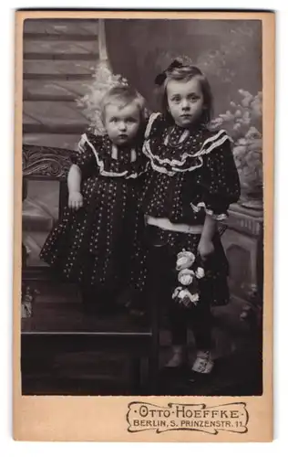 Fotografie Otto Hoeffke, Berlin-S., Prinzenstr. 11, Zwei Mädchen in modischen Kleidern mit Puppe