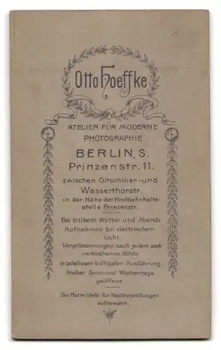 Fotografie Otto Hoeffke, Berlin-S., Prinzenstr. 11, Zwei Mädchen in modischen Kleidern mit Puppe