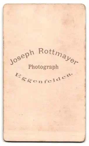 Fotografie Joseph Rottmayer, Eggenfelden, Junge Dame in zeitgenössischer Kleidung