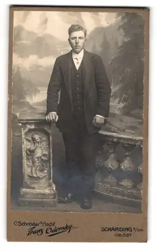 Fotografie Franz Odersky, Schärding a. Inn, Junger Herr im Anzug mit Krawatte