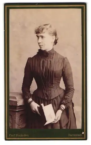 Fotografie Carl Backofen, Darmstadt, Riedeselstrasse 37, Elegante Dame mit Buch in der Hand