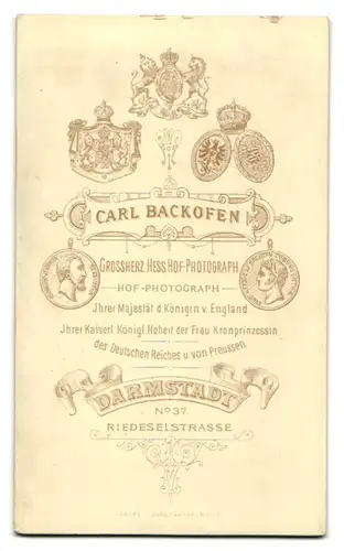 Fotografie Carl Backofen, Darmstadt, Riedeselstrasse 37, Elegante Dame mit Buch in der Hand