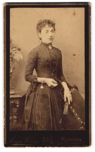 Fotografie Joseph Werner, München, Zweibrückenstr. 2, Junge Dame im Kleid mit Kragenbrosche