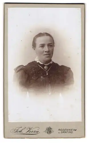Fotografie Joh. Verra, Rosenheim, Frühlingsstr. 10, Junge Dame mit Kragenbrosche und Halskette