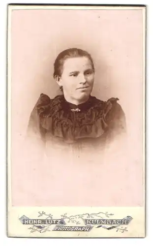 Fotografie Heinr. Lutz, Kulmbach, Junge Dame mit zurückgebundenem Haar