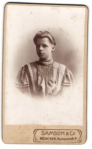 Fotografie Samson & Co., München, Neuhauserstr. 7, Junge Dame im Kleid mit Halskette