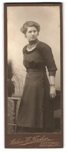 Fotografie E. Fischer, Zwenkau, Junge Dame im modischen Kleid