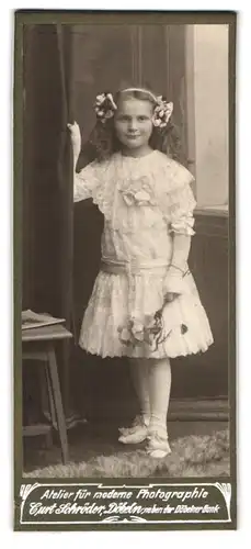 Fotografie Curt Schröder, Döbeln, Junges Mädchen im weissen Kleid