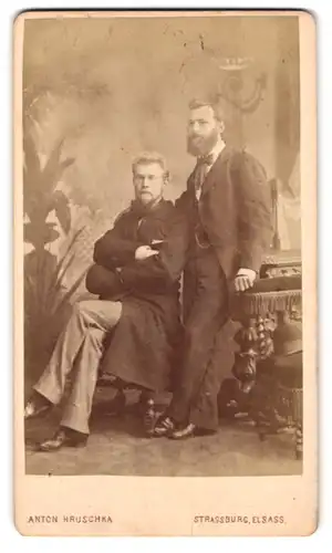 Fotografie Anton Hruschka, Strassburg, Broglie 4, Zwei junge Herren in modischer Kleidung
