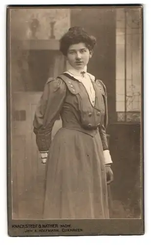 Fotografie A. Hoffmann, Cuxhaven, Deichstr. 17, Junge Dame im modischen Kleid