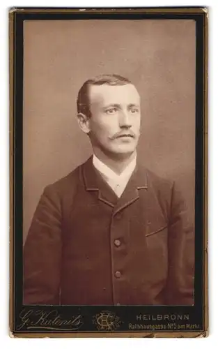 Fotografie G. Kutenits, Heilbronn, Rathausgasse 5, Modisch gekleideter Herr mit Moustache