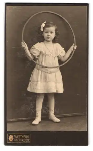 Fotografie Wertheim, Berlin, Rosenthalerstr., Kleines Mädchen im Kleid mit Reifen