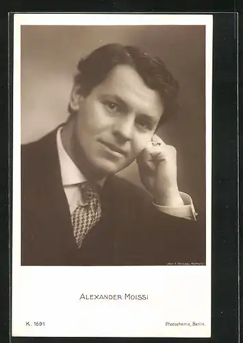 AK Schauspieler Alexander Moissi im Anzug mit karierter Krawatte