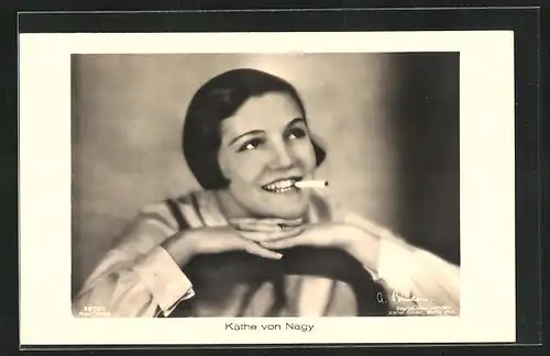 AK Schauspielerin Käthe von Nagy mit Zigarette zwischen den Zähnen