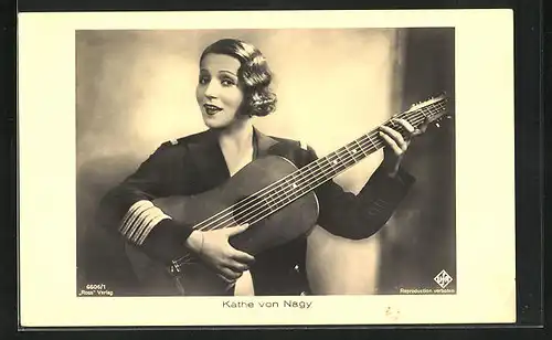 AK Schauspielerin Käthe von Nagy spielt Gitarre